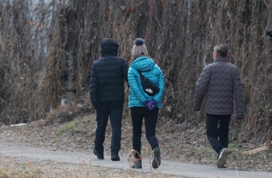 나눠 걷기가 몰아 걷기보다 혈당 조절에 유리하다. [뉴스1]