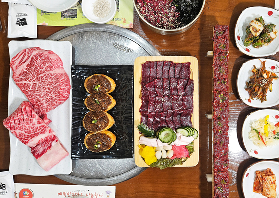 영암 '매력한우 기찬랜드 명품관'의 한우 한 상 차림. 생고기부터 육회 초밥과 비빔밥, 유부초밥까지 메뉴가 다앙하다. 구위용으로는 갈빗갈과 등심이 나왔다. 손민호 기자