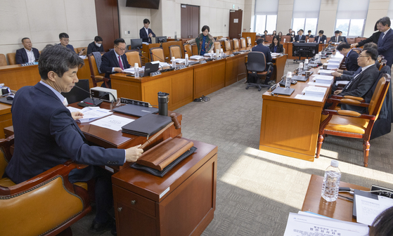 윤건영 국회 행정안전위원회 법안심사 제1소위원회 위원장이 20일 국회에서 열린 소위 회의를 개회하고 있다. 연합뉴스 