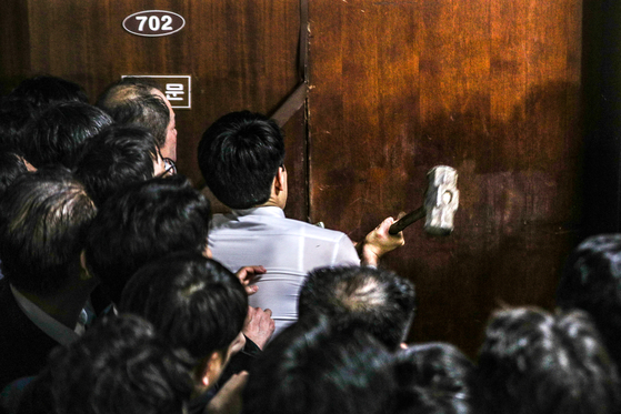 2019년 4월 26일 새벽 국회 사무처 직원들이 ‘빠루’를 이용해 의안과 진입을 시도하고 있다. 뉴스1