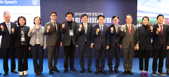  20일 서울 중구 롯데호텔에서 열린 한미의원연맹 창립기념 제1회 한미외교포럼에서 케빈 김 주한미국대사 대리(왼쪽 여섯번째부터), 한미의원연맹 공동회장인 더불어민주당 조정식 의원, 박윤주 외교부 1차관 등 참석자들이 기념촬영을 하고 있다. 연합뉴스