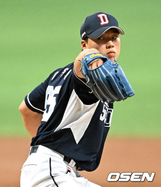 [OSEN=고척, 이대선 기자] 17일 오후 서울 고척스카이돔에서 ‘2023 신한은행 SOL KBO리그’ 키움 히어로즈와 두산 베어스의 경기가 열렸다.1회초 무사에서 두산 선발투수 이원재가 역투하고 있다. 2023.05.17 /sunday@osen.co.kr