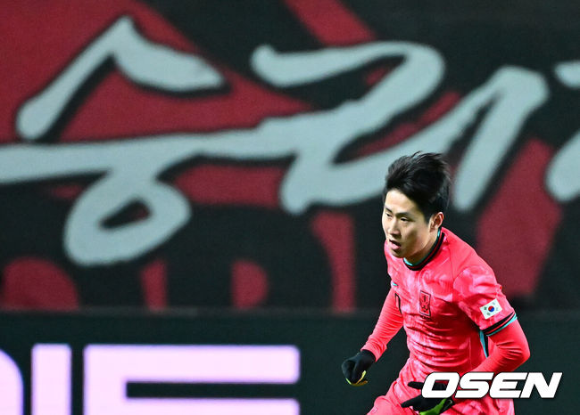 [OSEN=서울월드컵경기장, 지형준 기자] 홍명보 감독이 이끄는 대한민국 축구대표팀이 18일 오후 서울월드컵경기장에서 아프리카 강호 가나와 평가전을 가졌다.홍명보호의 2025년의 끝을 장식할 경기다. 내달 2026 국제축구연맹(FIFA) 북중미 월드컵 조 추첨을 앞두고 열리는 마지막 평가전이기도 하다. 현재 한국은 가나전 결과와 상관없이 사실상 월드컵 포트 2가 확정된 상태다. 아프리카 예선을 뚫고 북중미행에 성공한가나는 FIFA 랭킹 73위다.22위 한국보다는 51계단낮다. 하지만 통산 전적에서 4승 3패로 한국보다 우위다.전반 대한민국 이강인이 드리블을 하고 있다. 2025.11.18 /jpnews@osen.co.kr