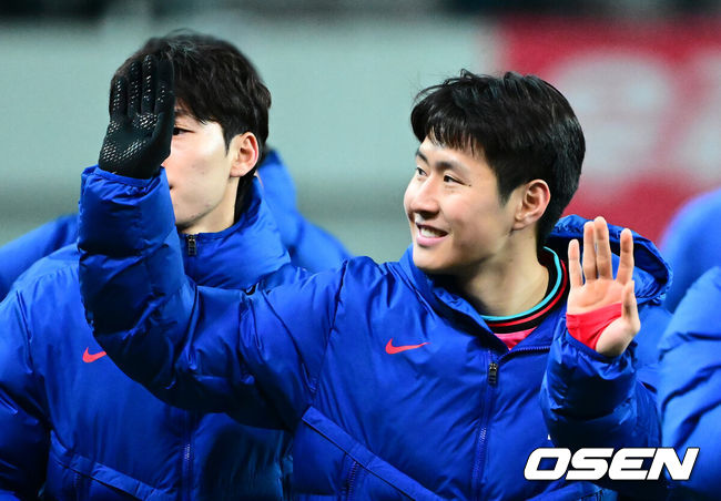 [OSEN=서울월드컵경기장, 지형준 기자] 홍명보 감독이 이끄는 한국 축구대표팀이 18일 오후 8시 서울월드컵경기장에서 열린11월 A매치 두 번째 친선경기에서'아프리카 강호' 가나를 상대로 1-0 승리했다.내달 2026 국제축구연맹(FIFA) 북중미 월드컵 조 추첨을 앞두고 열리는 마지막 평가전이었다.한국은 가나까지 잡아내면서 사상 최초로월드컵 포트 2를 확정하게 됐다. 이로써 대표팀은 홍명보 감독이 부임한 뒤 처음으로 A매치 2연전에서 나란히 승리를 거두게 됐다.경기를 마치고 대한민국 이강인이 팬들에게 인사를 하고 있다. 2025.11.18 /jpnews@osen.co.kr