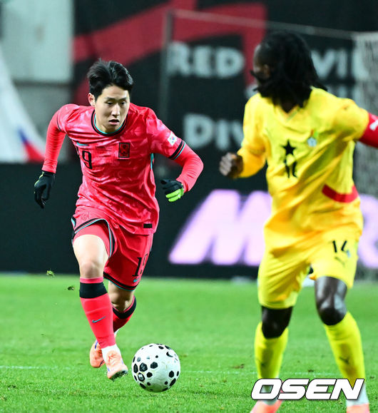 [OSEN=서울월드컵경기장, 지형준 기자] 홍명보 감독이 이끄는 대한민국 축구대표팀이 18일 오후 서울월드컵경기장에서 아프리카 강호 가나와 평가전을 가졌다.홍명보호의 2025년의 끝을 장식할 경기다. 내달 2026 국제축구연맹(FIFA) 북중미 월드컵 조 추첨을 앞두고 열리는 마지막 평가전이기도 하다. 현재 한국은 가나전 결과와 상관없이 사실상 월드컵 포트 2가 확정된 상태다. 아프리카 예선을 뚫고 북중미행에 성공한가나는 FIFA 랭킹 73위다.22위 한국보다는 51계단낮다. 하지만 통산 전적에서 4승 3패로 한국보다 우위다.전반 대한민국 이강인이 드리블을 하고 있다. 2025.11.18 /jpnews@osen.co.kr