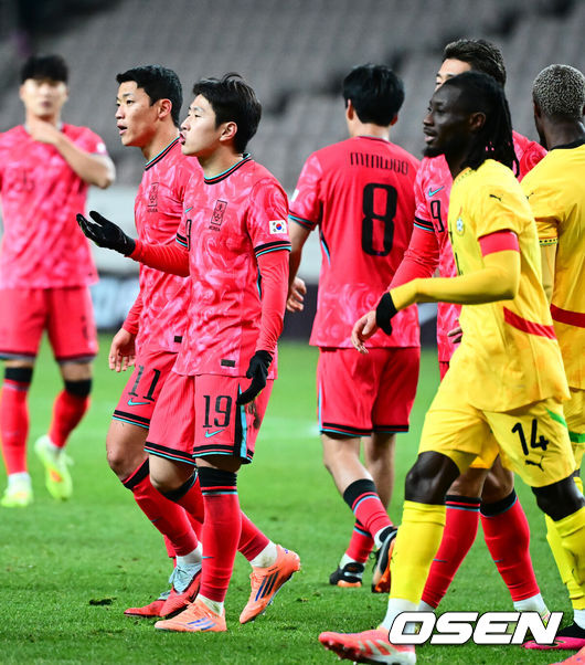 [OSEN=서울월드컵경기장, 지형준 기자] 홍명보 감독이 이끄는 대한민국 축구대표팀이 18일 오후 서울월드컵경기장에서 아프리카 강호 가나와 평가전을 가졌다.홍명보호의 2025년의 끝을 장식할 경기다. 내달 2026 국제축구연맹(FIFA) 북중미 월드컵 조 추첨을 앞두고 열리는 마지막 평가전이기도 하다. 현재 한국은 가나전 결과와 상관없이 사실상 월드컵 포트 2가 확정된 상태다. 아프리카 예선을 뚫고 북중미행에 성공한가나는 FIFA 랭킹 73위다.22위 한국보다는 51계단낮다. 하지만 통산 전적에서 4승 3패로 한국보다 우위다.후반 대한민국 이강인, 황희찬이 심판 판정에 불만을 나타내고 있다. 2025.11.18 /jpnews@osen.co.kr