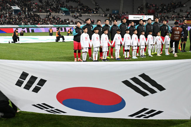 [OSEN=서울월드컵경기장, 이대선 기자] 홍명보 감독이 이끄는 대한민국 축구대표팀이 18일 오후 서울월드컵경기장에서 아프리카 강호 가나와 평가전을 가졌다.홍명보호의 2025년의 끝을 장식할 경기다. 내달 2026 국제축구연맹(FIFA) 북중미 월드컵 조 추첨을 앞두고 열리는 마지막 평가전이기도 하다. 현재 한국은 가나전 결과와 상관없이 사실상 월드컵 포트 2가 확정된 상태다. 아프리카 예선을 뚫고 북중미행에 성공한가나는 FIFA 랭킹 73위다.22위 한국보다는 51계단낮다. 하지만 통산 전적에서 4승 3패로 한국보다 우위다.경기에 앞서 대한민국 선수들이 애국가를 부르고 있다. 2025.11.18 /sunday@osen.co.kr