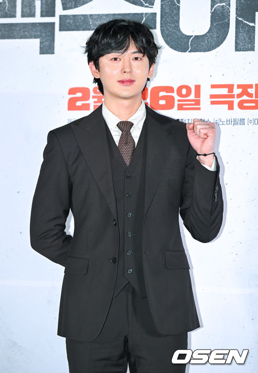 [OSEN=박준형 기자] 24일 오후 서울 코엑스에서 영화 '백수아파트' 언론시사회가 진행됐다. 배우 경수진과 고규피르 이지훈, 김주령, 최유정이 출연하는 영화 '백수아파트'는 동네를 휘젓고 다니며 정의를 구현하고자 하는 백수 거울이 새벽 4시마다 아파트에 울려 퍼지는 층간 소음의 정체를 찾기 위해 이웃들을 조사하며 벌어지는 일을 그린 미스터리 코믹 추적극.배우 이지훈이 포즈를 취하고 있다.  2025.02.24 / soul1014@osen.co.kr