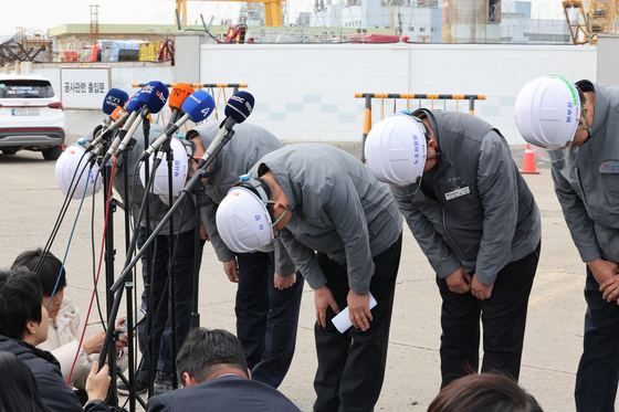 지난 13일 한국동서발전 권명호 사장(오른쪽 세번째)과 임원진이 발전소 후문 앞에서 고개 숙여 사과하고 있는 모습. 연합뉴스