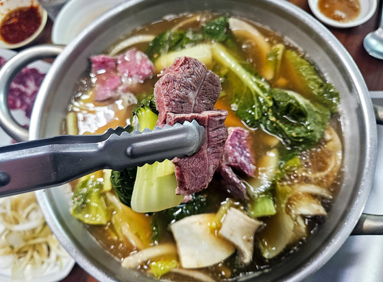 해남 성내식당의 샤부샤부. 샤부샤부에 들어가는 고기가 두툼하고 튼실하다. 손민호 기자
