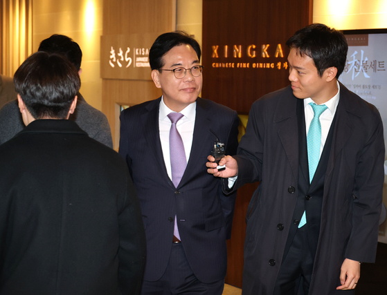 국민의힘 송언석 원내대표가 20일 당내 3선 의원들과 오찬 회동을 위해 서울 여의도의 한 식당으로 들어가고 있다. 연합뉴스