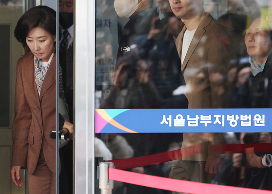 국민의힘 나경원 의원이 20일 서울 양천구 서울남부지방법원에서 열린 '국회 패스트트랙 충돌' 1심 선고 공판을 마친 후 나서고 있다.   연합뉴스