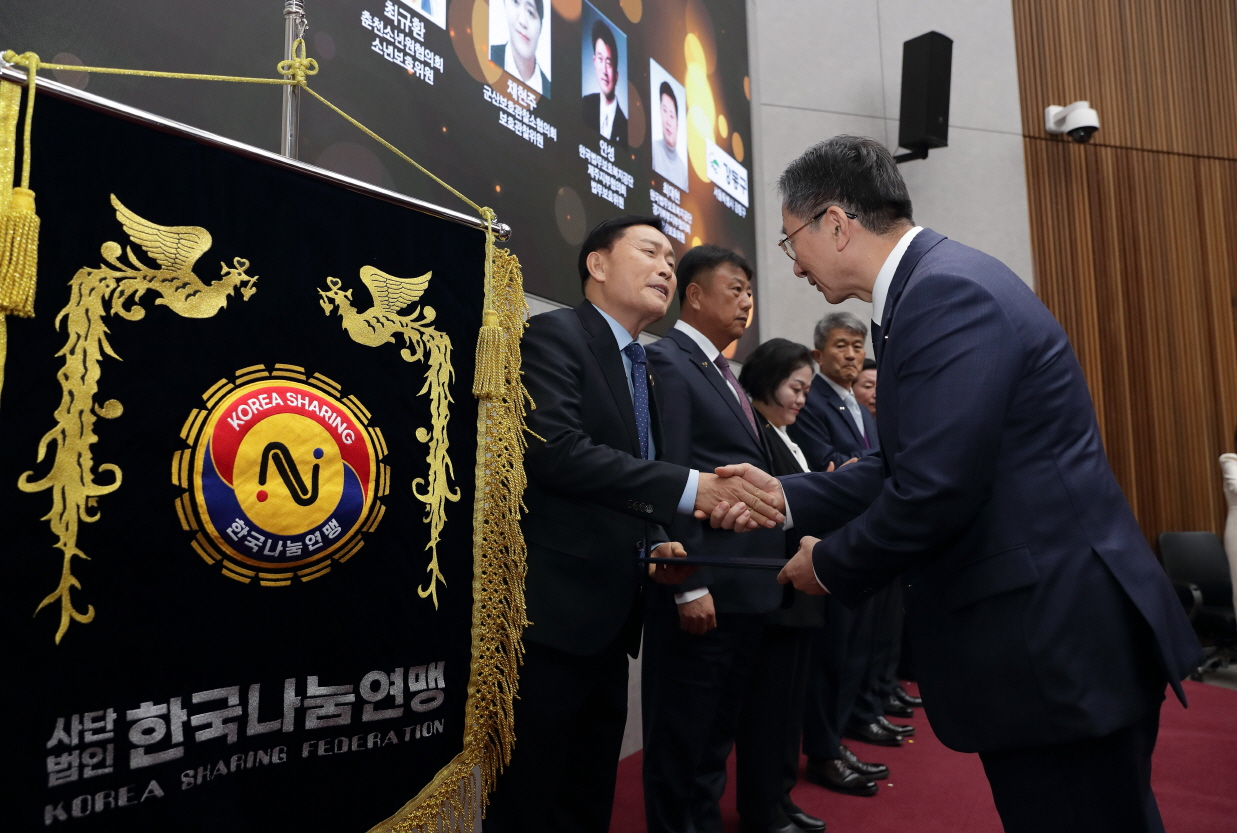 지난 19일, 정부과천청사에서 진행된 '2025 범죄예방대상' 안천웅 사무총장(왼쪽 첫번째)가 정성호 법무부 장관으로부터 대통령 표창을 수상하고 있다.