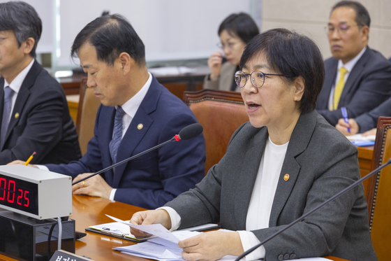 정은경 보건복지부 장관이 20일 국회에서 열린 보건복지위원회 전체 회의에 상정 법안에 대한 의원 질의에 답하고 있다. 연합뉴스