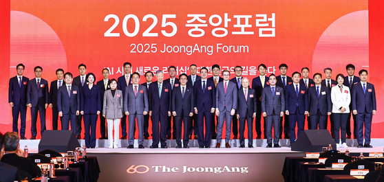 19일 서울 중구 소공동 롯데호텔에서 ‘AI 시대 새로운 리더십: 대한민국의 길을 묻다’를 주제로 ‘2025 중앙포럼’이 열렸다. 앞줄 왼쪽부터 박장희 중앙일보 대표, 국민의힘 배현진 의원, 김정재 의원, 김도읍 정책위의장, 이중근 대한노인회 회장, 김민석 국무총리, 홍정도 중앙홀딩스 부회장, 데이비드 에델먼 MIT 인터넷정책연구소 기술·경제·국가안보 프로젝트 디렉터, 손경식 한국경영자총협회 회장, 더불어민주당 박홍근 의원, 김영진 의원, 김영배 의원, 고민정 의원, 구혁채 과학기술정보통신부 제1차관. 뒷줄 왼쪽부터 김정욱 넥슨코리아 대표, 류열 에쓰오일 사장, 박주형 신세계백화점 대표, 송희준 HD현대사이트솔루션 대표, 황기연 한국수출입은행장, 강태영 NH농협은행장, 권혁웅 한화생명 부회장, 하범종 LG 사장, 이동우 롯데지주 부회장, 이형희 SK 부회장, 박승희 삼성전자 사장, 구본욱 KB손해보험 대표, 박창훈 신한카드 대표, 남궁원 하나생명보험 사장, 노진서 LX홀딩스 대표, 이영규 현대차그룹 부사장. 김경록 기자