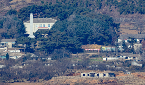 이재명 정부가 출범 이후 공식적으로 첫 남북 군사회담을 제안했으나, 북한은 아직 공식적인 답변을 하지 않은 것으로 확인됐다.  이경호 국방부 부대변인은 18일 정례브리핑에서 '북한과 군사회담과 관련한 소통을 했는가'는 질문에 "북한의 특별한 반응은 아직 없다"라고 답했다.  국방부는 전날 대북 담화를 통해 비무장지대(DMZ) 내 군사분계선(MDL) 기준선 설정 문제를 논의하기 위한 남북 군사회담을 북한에 제안했다.  사진은 경기도 파주시 오두산 통일전망대에서 바라본 북한 황해북도 개풍군 마을 모습. 뉴스1