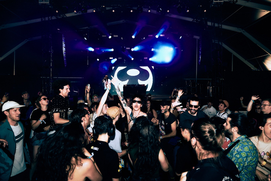 해외에서 더 유명해진 ‘힙노시스테라피’. 이들은 온라인에서 얻은 유명세로 크고 작은 현지 무대에 서며 인기 몰이에 나서고 있다. [사진 CJ문화재단]