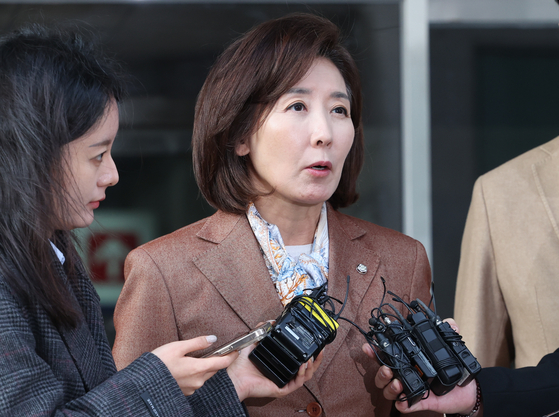 나경원 국민의힘 의원이 20일 오후 서울 양천구 서울남부지방법원에서 열린 국회 '패스트트랙 충돌' 사건 선고 기일을 마친 뒤 법정을 나서며 입장을 밝히고 있다.  지난 2019년 4월 고위공직자범죄수사처 신설 법안과 연동형 비례대표제 도입 법안 등에 대한 패스트트랙(신속처리 안건) 지정 여부를 두고 물리적으로 충돌하며 국회 의사 진행을 방해한 혐의로 기소된 나 의원은 이날 벌금 2400만원을 선고 받았다. 뉴시스