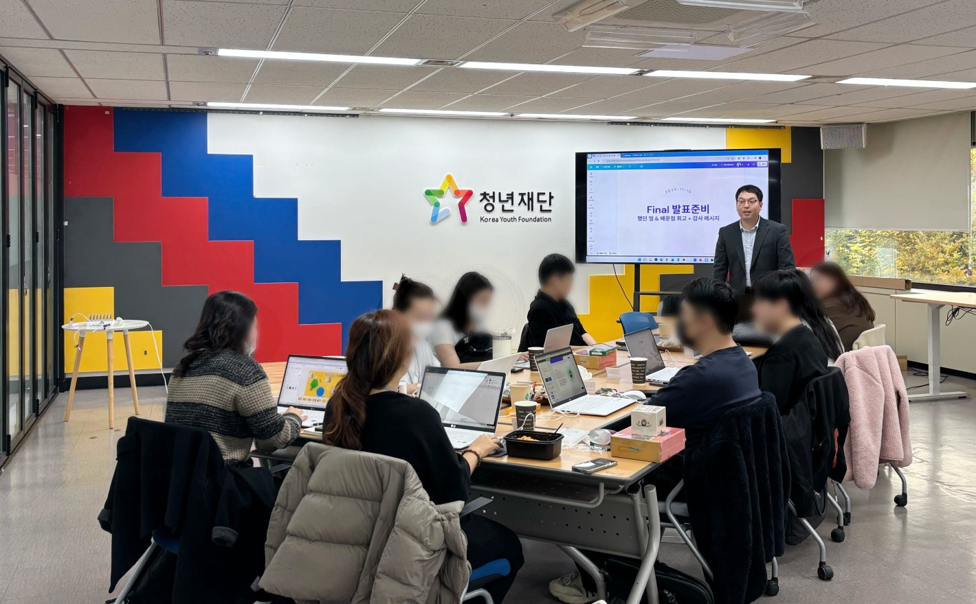 청년On&Up 참여 청년들이 청년재단에서 직무교육을 받고 있다. (사진 제공=청년재단)