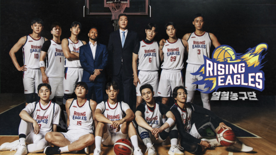 SBS에서 29일부터 방영하는 스포츠예능 '열혈농구단: 라이징이글스' 선수단과 서장훈 전 농구선수(가운데)의 모습. 사진 SBS 홈페이지 캡처