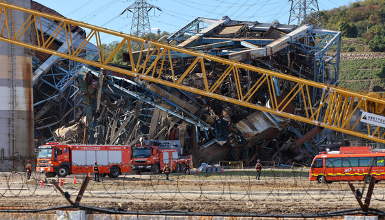 지난 1일 오후 울산화력발전소 보일러 타워 5호기 붕괴 사고 현장에서 4·6호기의 발파 해체가 끝난 뒤 중앙사고수습본부(중수본), 소방당국이 현장을 살피고 있는 모습. 뉴스1