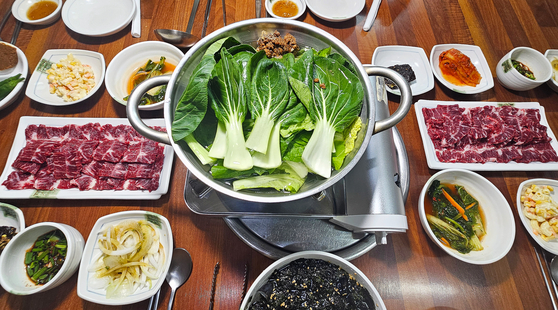 해남 성내식당의 생고기와 샤부샤부 상차림. 손민호 기자