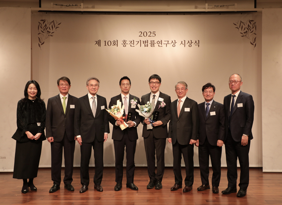 19일 서울 신라호텔 영빈관에서 홍진기법률연구재단이 개최한 제10회 홍진기법률연구상 시상식이 열렸다. 왼쪽부터 최난설헌 이사, 정인섭 이사, 홍석조 이사장, 김웅재 박사(대상), 임재혁 박사(우수상), 권오곤 이사, 구승회 감사, 조현덕 이사. [사진 홍진기법률연구재단]