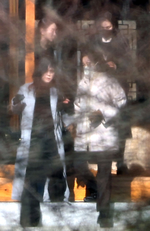 호암 38주기 추도식에 참석한 이부진 호텔신라 사장, 홍라희 리움 명예관장, 이서현 삼성물산 사장(앞줄 왼쪽부터 반시계 방향으로). [뉴시스]