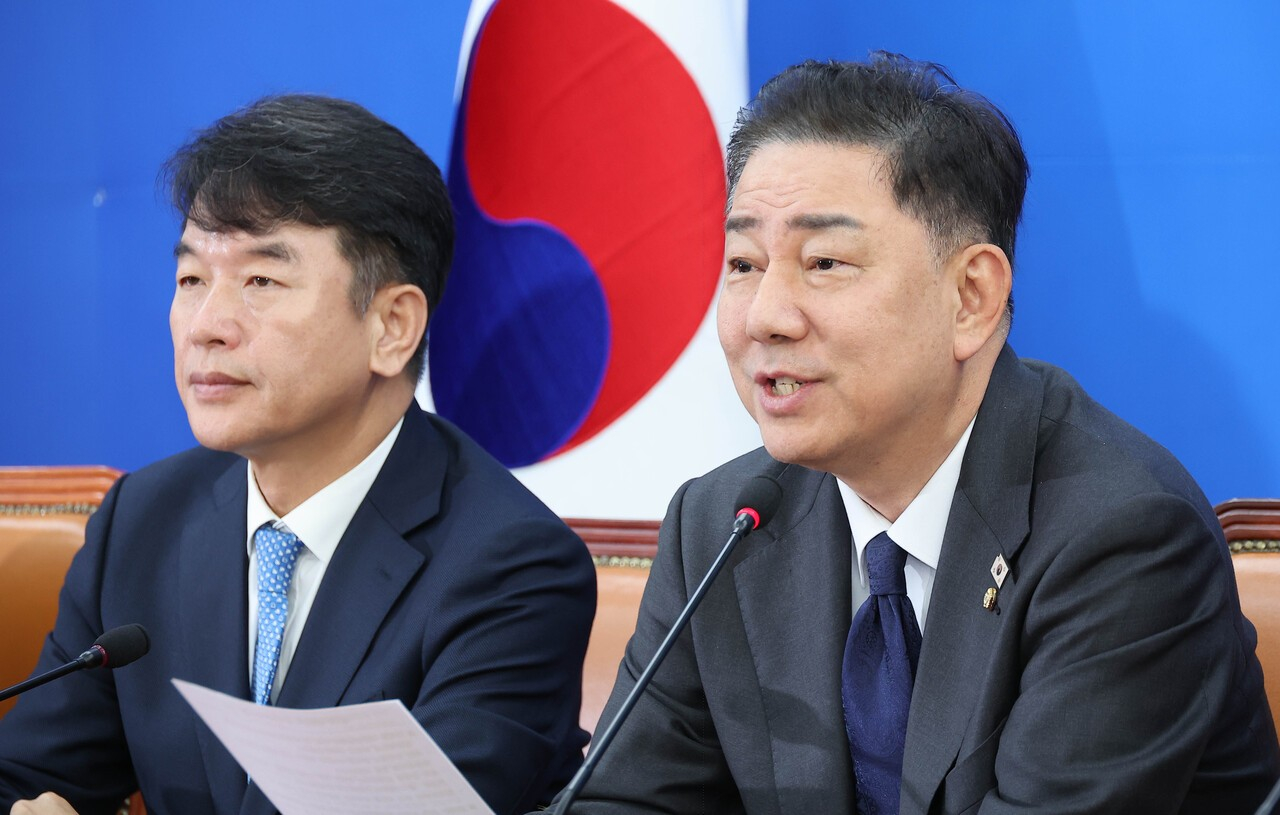 김병기(오른쪽) 더불어민주당 원내대표와 문진석 원내운영수석부대표가 지난 10월 28일 국회에서 열린 국정감사 대책회의에서 발언하고 있다. [연합뉴스]