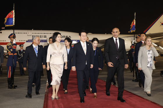 아랍에미리트(UAE) 국빈 방문을 마치고 이집트를 공식 방문한 이재명 대통령과 김혜경 여사가 19일(현지시간) 오후 카이로 국제공항에 도착해 이동하고 있다. 전민규 기자