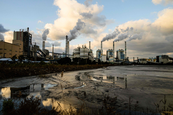 다음 달부터 조기 폐쇄되는 충남 태안군의 석탄화력발전소에서 연기가 뿜어져 나오고 있다. [AFP=연합뉴스]