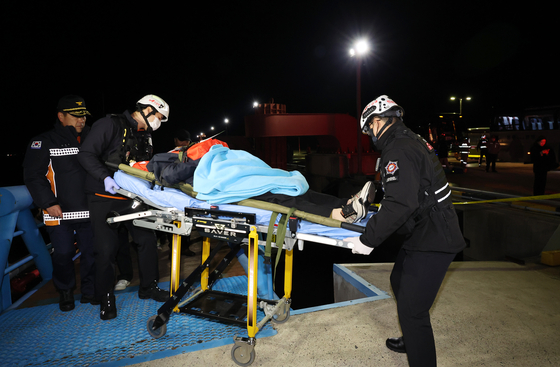 지난 19일 오후 전남 목포시 목포해양경찰서 전용 부두로 여객선 퀸제누비아2호 탑승객들이 구조되고 있다. 267명이 탑승한 퀸제누비아2호는 이날 오후 8시 17분께 전남 신안군 장산도 남방 족도에 좌초됐다. 연합뉴스