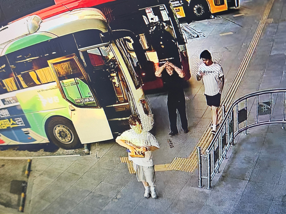 캄보디아 피싱 조직에 대포 통장을 공급하는 폭력 조직원이 대포 물건을 수거하는 현장 모습. [사진 강원경찰청]