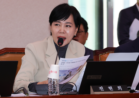 지난달 16일 서울 여의도 국회에서 법제사법위원회의 감사원에 대한 국정감사가 진행되고 있다. 전현희 민주당 의원이 유병호 감사위원의 발언에 대해 항의성 의사진행 발언을 하고 있다. 장진영 기자