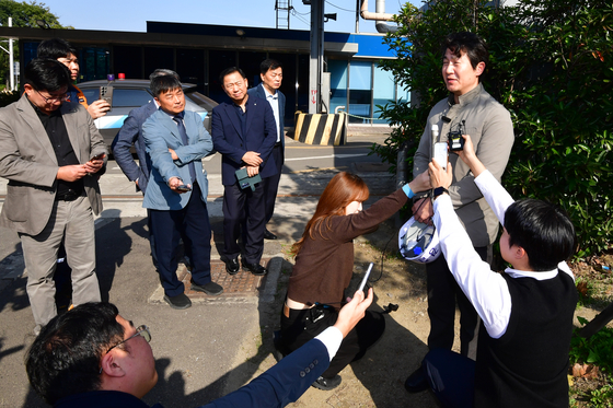 지난 6일 경찰이 전날 발생한 포스코 DX 근로자 사망 사고와 관련 포항제철소 2문 앞에서 합동감식 등애 대한 설명을 하고있다. 뉴스1