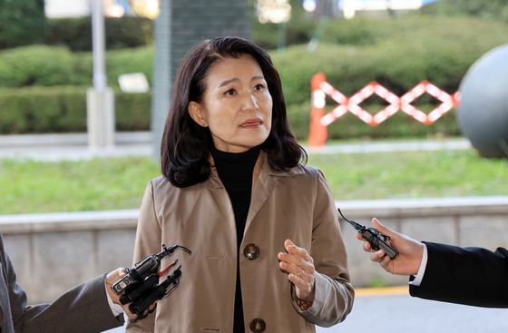 이진숙 전 방송통신위원장이 5일 서울 양천구 서울남부지방검찰청에서 영등포경찰서장과 전직 수사과장 등을 직권남용 혐의로 고발하기 전 취재진 앞에서 입장을 밝히고 있다. 뉴스1