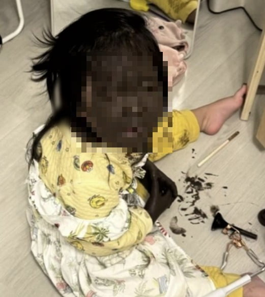 아이가 얼굴에 아이라이너를 바르는 영상. SNS 캡처