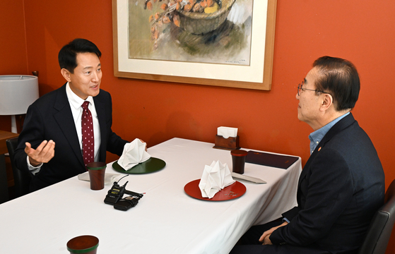 오세훈 서울시장이 13일 서울 중구 달개비에서 김윤덕 국토교통부 장관과 오찬에 앞서 환담하고 있다. [사진 서울시]