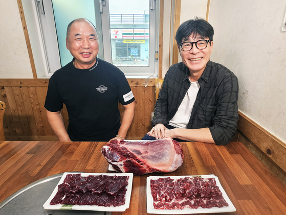 해남 성내식당에서 박찬일 셰프(오른쪽)와 최중석 대표. 식탁의 고깃덩어리가 사태살이다. 왼쪽이 생고기로 먹는 사태살이고 오른쪽이 샤브샤브에 들어가는 살치살이다. 살치살도 날로 먹을 수 있다. 손민호 기자 