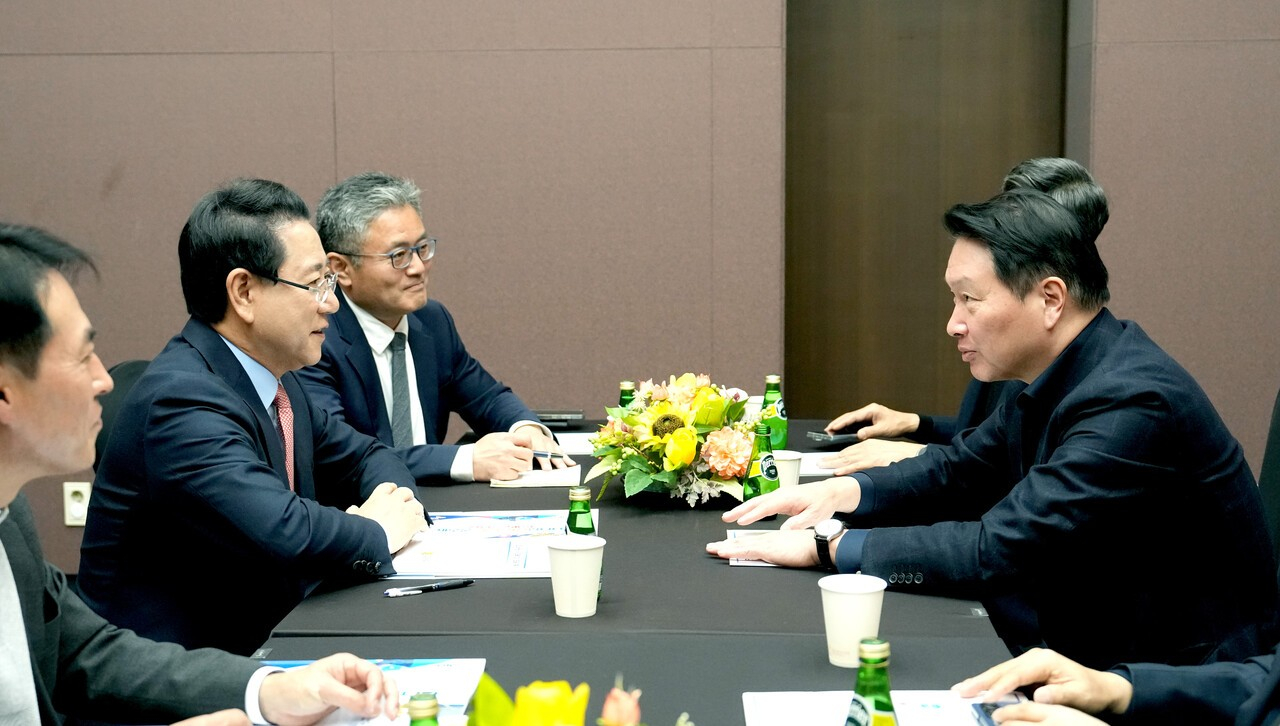 김영록 전라남도지사가 11월 3일 서울 코엑스 오픈미팅룸에서 SK그룹 최태원(오른쪽) 회장과 면담을 갖고 ‘오픈AI· AI데이터센터’ 등과 관련해 SK 그룹과 투자협의를 하고 있다. [사진 전라남도]