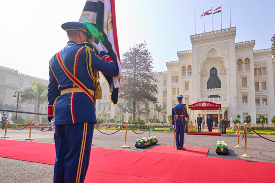 이재명 대통령과 압델 파타 엘시시 이집트 대통령이 20일(현지시간) 카이로 대통령궁에서 공식 환영식을 갖고 있다. 전민규 기자