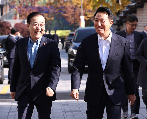 김윤덕 국토교통부 장관(왼쪽)과 오세훈 서울시장이 13일 서울 중구의 한 한식당에서 오찬 면담을 마친 뒤 브리핑 장소로 이동하며 대화하고 있다. [뉴스1]