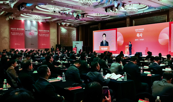 ‘2025 중앙포럼’이 19일 서울 롯데호텔에서 ‘AI 시대 새로운 리더십: 대한민국의 길을 묻다’를 주제로 열렸다. 김민석 국무총리는 축사를 통해 “이재명 정부는 인공지능 시대에 ‘하루 늦으면 한 세대가 뒤처진다’는 생각으로 AI 기술 주도권 확보를 위해 나아가고 있다”고 말했다. 우상조 기자