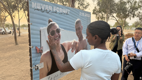 하마스로부터 생존한 타자조가 11일(현지시간) 사망한 친구 사진을 보고 있다. 이근평 기자