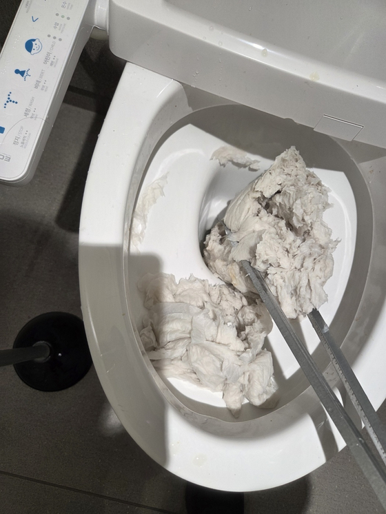 고의로 휴지 똘똘 말아 변기 막았다…인천공항 화장실서 무슨 일 