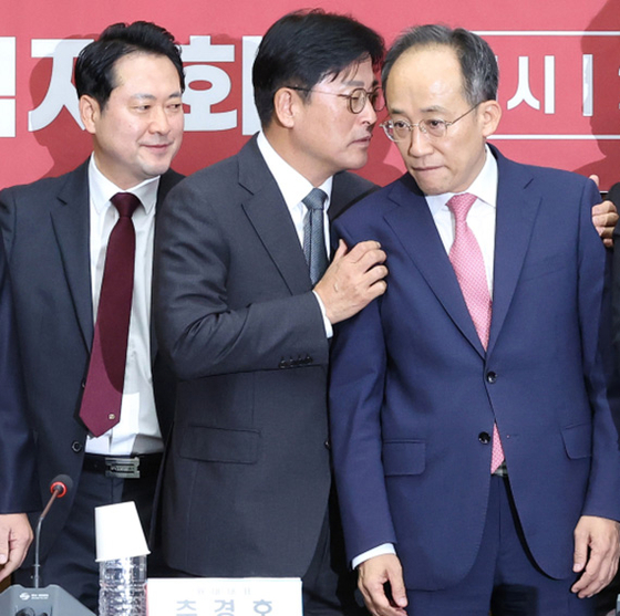추경호 당시 국민의힘 원내대표(오른쪽)가 지난해 10월 오전 서울 여의도 국회에서 열린 확대당직자 회의에서 김종혁 최고위원과 대화하고 있다. 연합뉴스