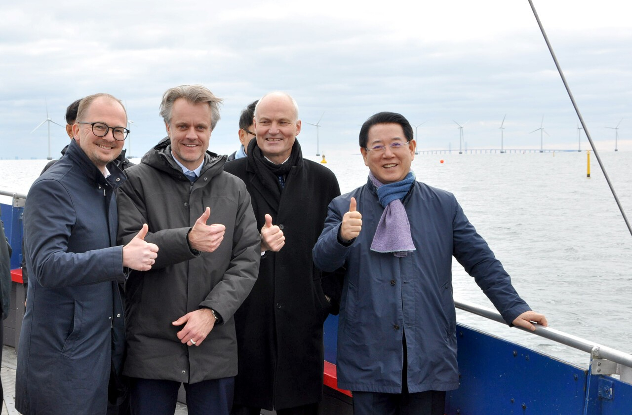 김영록 지사는 신재생에너지가 미래 에너지의 대세가 될 것을 일찍부터 확신해왔다. 사진은 2024년 4월, 해상풍력 선진국인 덴마크 코펜하겐 미들그루덴 해상풍력단지를 시찰하는김 지사(오른쪽). [사진 전라남도]