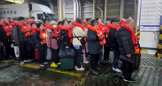 19일 오후 전남 신안군 장산면 족도에서 승객 260여명을 태운 여객선이 좌초돼 승객들이 구조를 기다리고 있다. 뉴시스