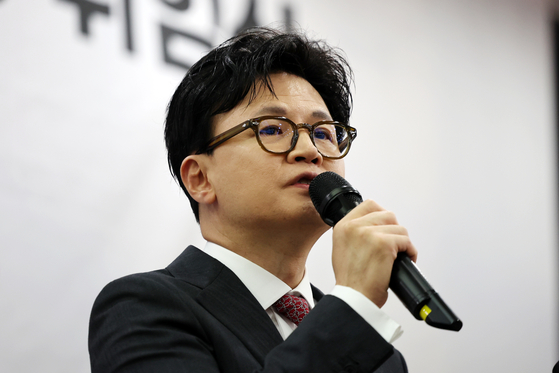 한동훈 국민의힘 전 대표는 19일 전화 인터뷰에서 외국계 사모펀드 론스타와의 국제투자분쟁(ISDS)에서 정부가 승소한 걸 두고 “2022년 법무부장관 시절 배상 판정 취소 소송을 제기할 당시 론스타의 외환카드 주가 조작을 부각하면 충분히 승소할 수 있을 것으로 봤다”고 말했다. 사진=연합뉴스