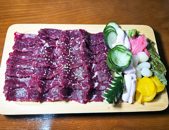 생고기. 검붉은 고기가 입맛을 돋운다. 생고기는 이렇게 색깔이 어둡다. 당일 아침에 잡은 한우의 우둔살은 이런 색깔이 나온다고 한다. 영암 '매력한우 기찬랜드 명품관'에서 촬영했다. 손민호 기자 